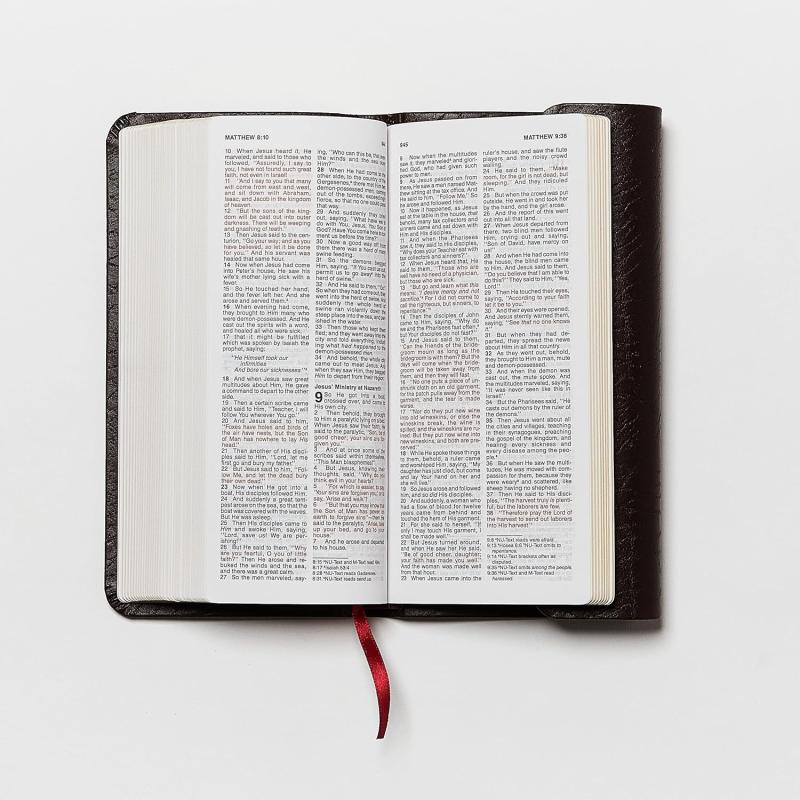 NKVJ: Checkbook Bible, Compact, Bonded Leather, Burgundy (New King James Version)